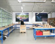 Das Foto zeigt den Hallenbereich bei KDE Rodgau, der für die Abwicklung von Overnight-Express-Sendungen eingerichtet ist.