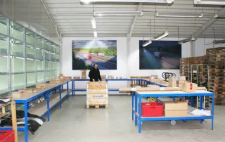 Das Foto zeigt den Hallenbereich bei KDE Rodgau, der für die Abwicklung von Overnight-Express-Sendungen eingerichtet ist.