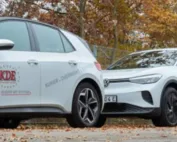 KDE stellt sukzessive seinen Fuhrpark für regionale Botenfahrten auf E- oder Hybridtechnologie um. Das Foto zeigt einen Teil des aktuellen E-Fuhrparks.