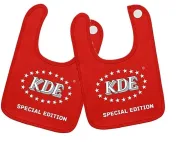 Ein Geschenk der KDE Transport GmbH an junge Eltern in ihrem Team: Lätzchen mit KDE-Logo.