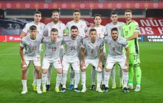 Das Bild zeigt die spanische Nationalmannschaft von 2022, zu der KDE einen Bodyscanner transportiert hat.