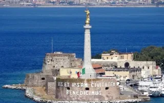 Das Bild zeigt Messina, wohin es einen KDE-Kurier per Direktfahrt im Juli 2022 führte.