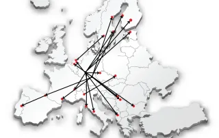 Die Europakarte zeigt mit Pfeilen verschiedene Ziele an, zu denen KDE-Kuriere in einem Monat für ihre Kunden fahren durften.
