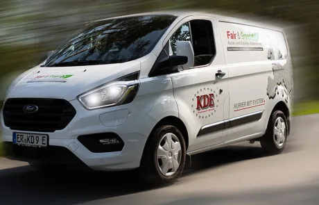 Ein E-Transporter ist auf einer Eilfahrt für einen Kunden der KDE Transport GmbH unterwegs.