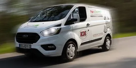 Ein E-Sprinter ist auf einer Eilfahrt für einen Kunden der KDE Transport GmbH unterwegs.