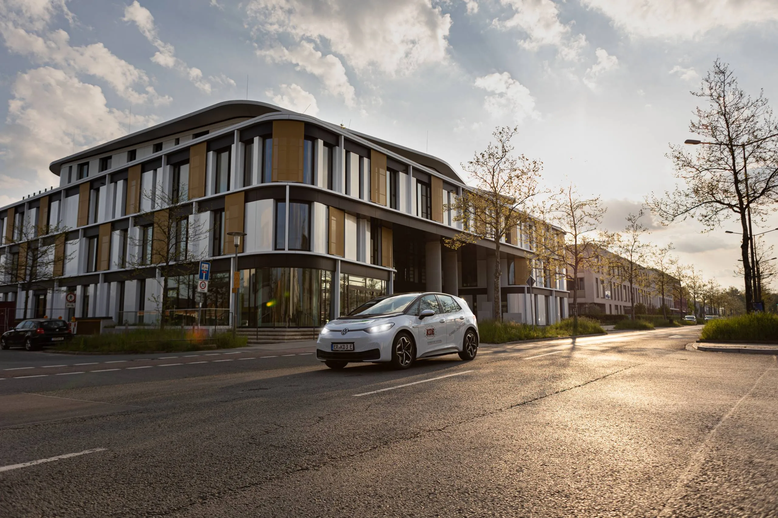 PKW in Dämmerung auf Röthelheimallee 2 Ein E-PKW der KDE Transport GmbH startet auf eine eilige Botenfahrt im Großraum Nürnberg.