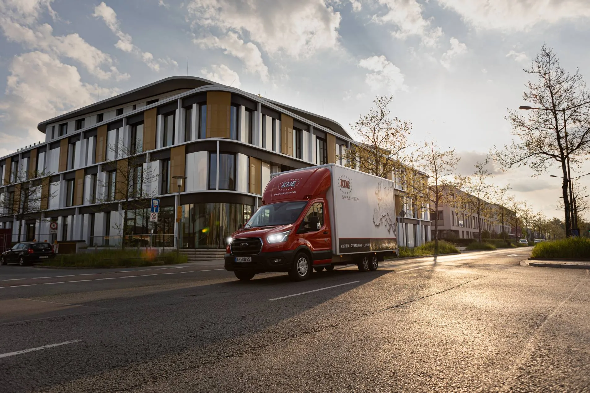 LKW im Morgengrauen Röthelheimallee Ein LKW der KDE Transport GmbH ist am frühen Morgen bereits auf der Straße unterwegs.