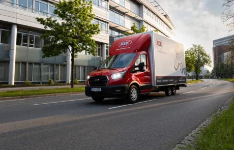 Ein LKW ist für einen Kunden der KDE Transport GmbH früh am Morgen im Stadtgebiet Erlangen unterwegs.