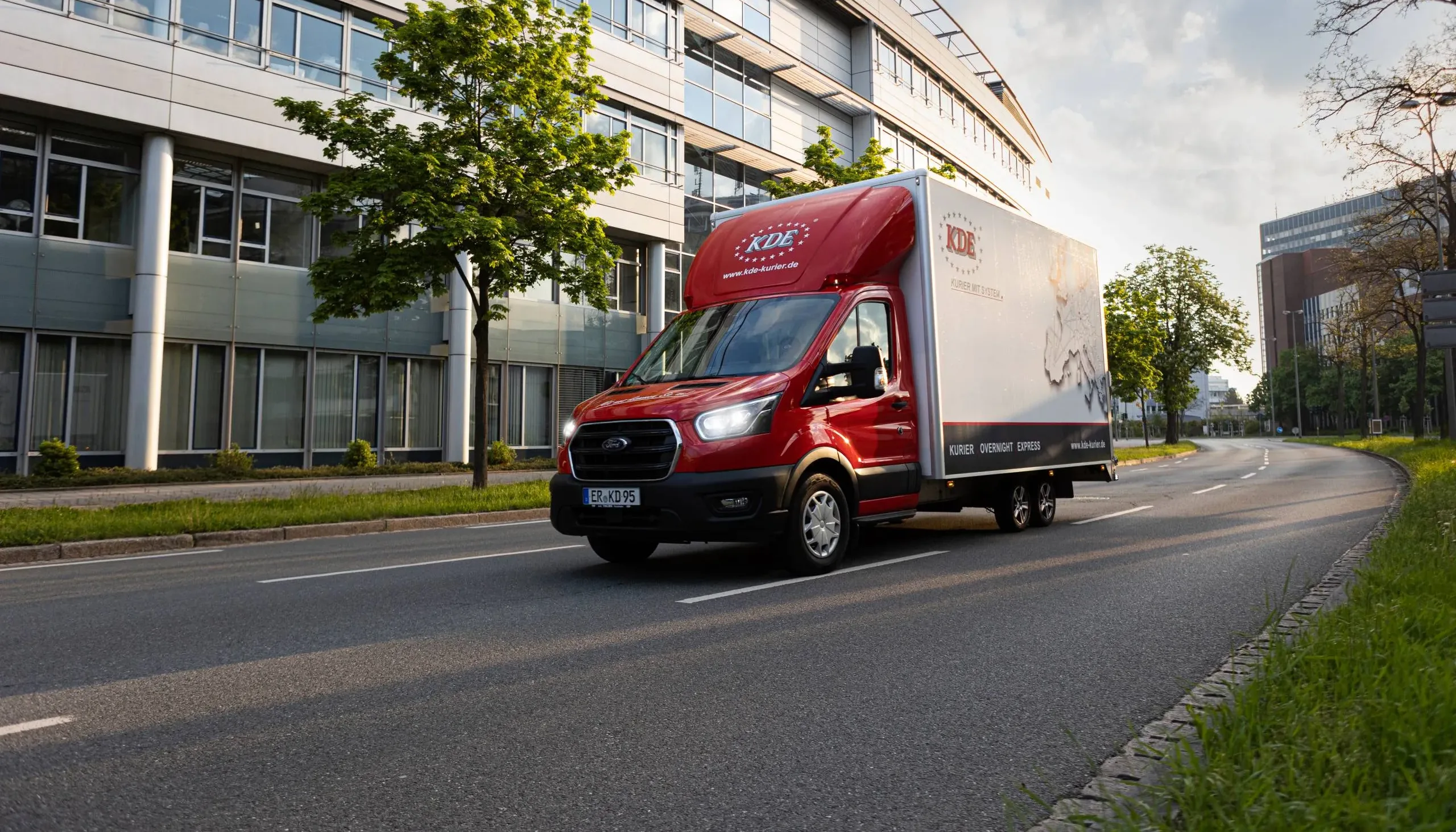 LKW im Morgengrauen Werner-von-Siemens-Str Ein LKW ist für einen Kunden der KDE Transport GmbH früh am Morgen im Stadtgebiet Erlangen unterwegs.