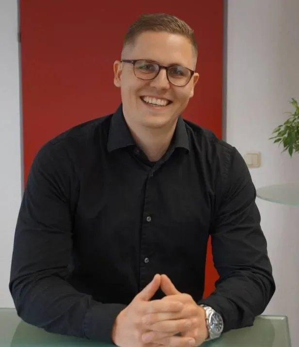 Julian Schwab ist Fachberater und Disponent für Direktfahrten bei der KDE Transport GmbH.