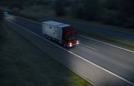 Ein moderner LKW der KDE Transport GmbH ist in der Nacht auf der Autobahn mit einer eiligen Direktfahrt unterwegs.