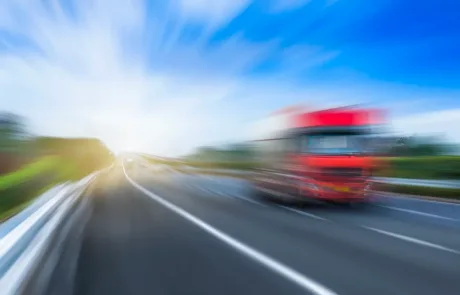 Das Symboldbild steht für eine schnelle Kurierfahrt auf der Autobahn mit LKW.