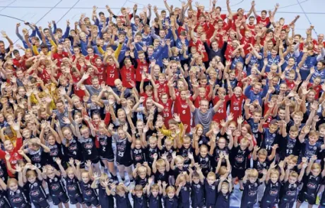 Die Aufnahme zeigt die Jugend des HC Erlangen e.V., dessen Hauptsponsor die KDE Transport GmbH ist.