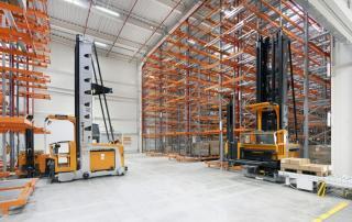 Dies ist ein Symbolbild für ein modernes Hochregallager.