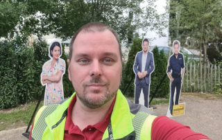 Ein KDE-Kurier hat bei den Bavaria Filmstudios eine Sonderfahrt ausgeliefert und nutzt seine Pause für eine Aufnahme mit den Rosenheim Cops.