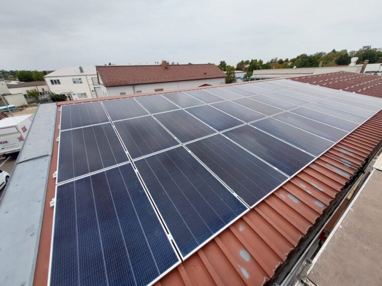 Die Aufnahme zeigt einen Teil der Photovoltaikanlage auf dem Firmengebäude der KDE Transport GmbH in Erlangen. Mit der Anlage wird das Gebäude mit Strom versorgt, beheizt und der E-Fuhrpark betankt.