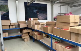 Viele verschiedene Packstücke liegen in der Halle der KDE Transport GmbH Rodgau für den Versand per Overnight-Express bereit.
