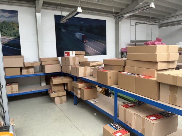 Overnight-Express Lager Rodgau Viele verschiedene Packstücke liegen in der Halle der KDE Transport GmbH Rodgau für den Versand per Overnight-Express bereit.