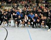 Brooklyn United feiert den Aufstieg. Mit dabei ist Philipp von Alvensleben, Auszubildender und angehende Nachwuchsführungskraft der KDE Transport GmbH.
