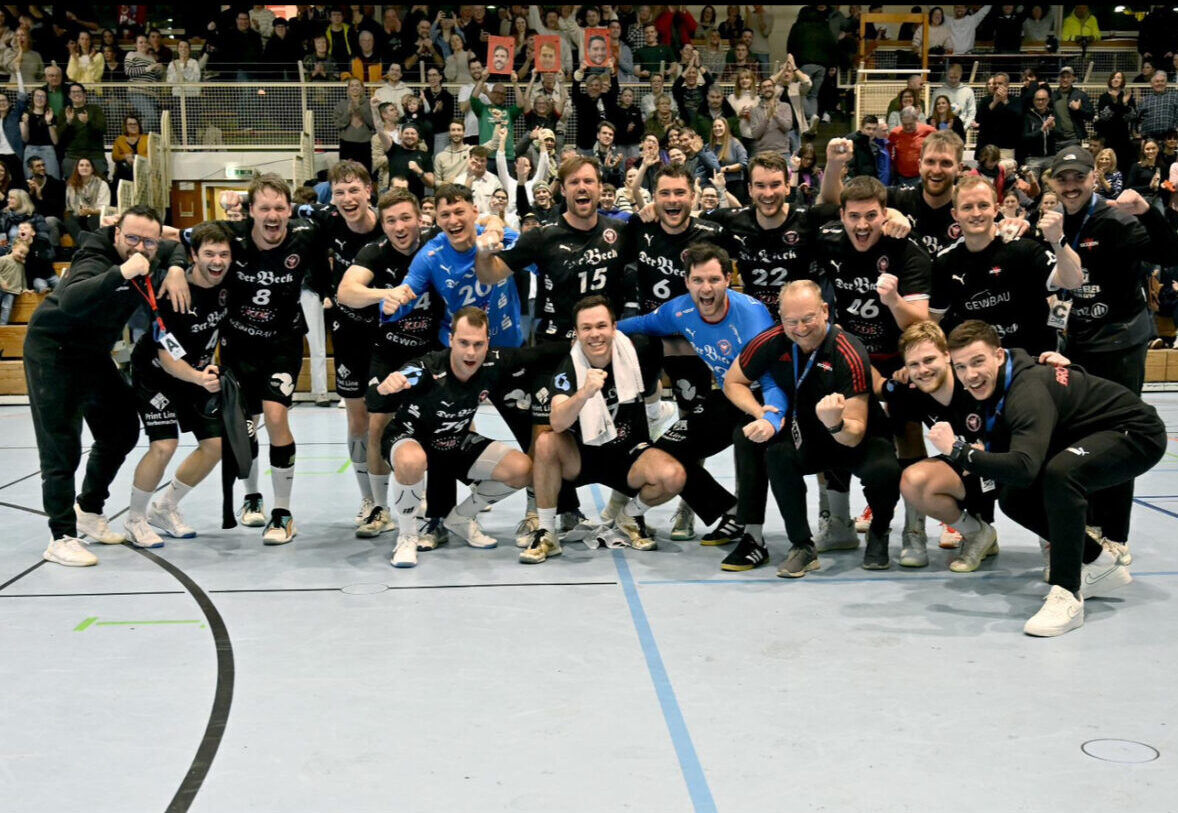 Brooklyn United 2 Brooklyn United feiert den Aufstieg. Mit dabei ist Philipp von Alvensleben, Auszubildender und angehende Nachwuchsführungskraft der KDE Transport GmbH.