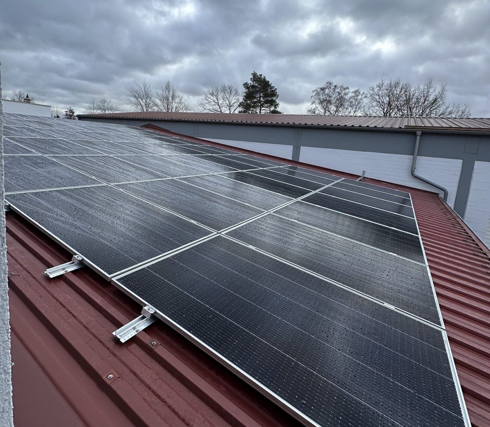 Photovoltaik 1 Das Foto zeigt einen Teil der Photovoltaikanlage auf dem Gebäude der KDE Transport GmbH Erlangen. Damit werden die E- und Hybridfahrzeuge von KDE betankt und das Firmengebäude beleuchtet und beheizt.
