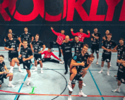 Die Erlanger Handballmannschaft Brooklyn United feiert. KDE ist als Sponsor auf der Brust mit dabei.