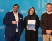 Die Aufnahme zeigt unsere Auszubildende Alissa Banik bei der Zeugnisverleihung. Sie hat als Jahrgangsbeste bestanden und bleibt unserem Team als Kauffrau für Büromanagement erhalten.