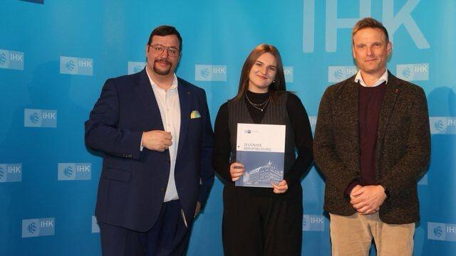 Die Aufnahme zeigt unsere Auszubildende Alissa Banik bei der Zeugnisverleihung. Sie hat als Jahrgangsbeste bestanden und bleibt unserem Team als Kauffrau für Büromanagement erhalten.