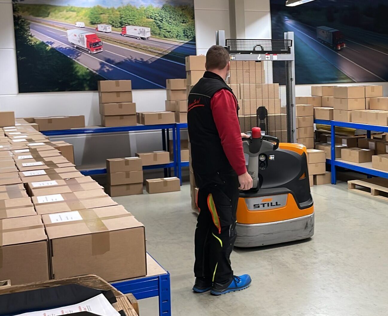 Overnight-Express Abwicklung 1 Die Aufnahme zeigt das Lager der KDE-Niederlassung Rodgau. Zahlreiche Pakete sind auf Tischen verteilt, die für den Overnight-Express-Versand vorgesehen sind. Ein KDE-Mitarbeiter wird die Arbeit gleich in Angriff nehmen.