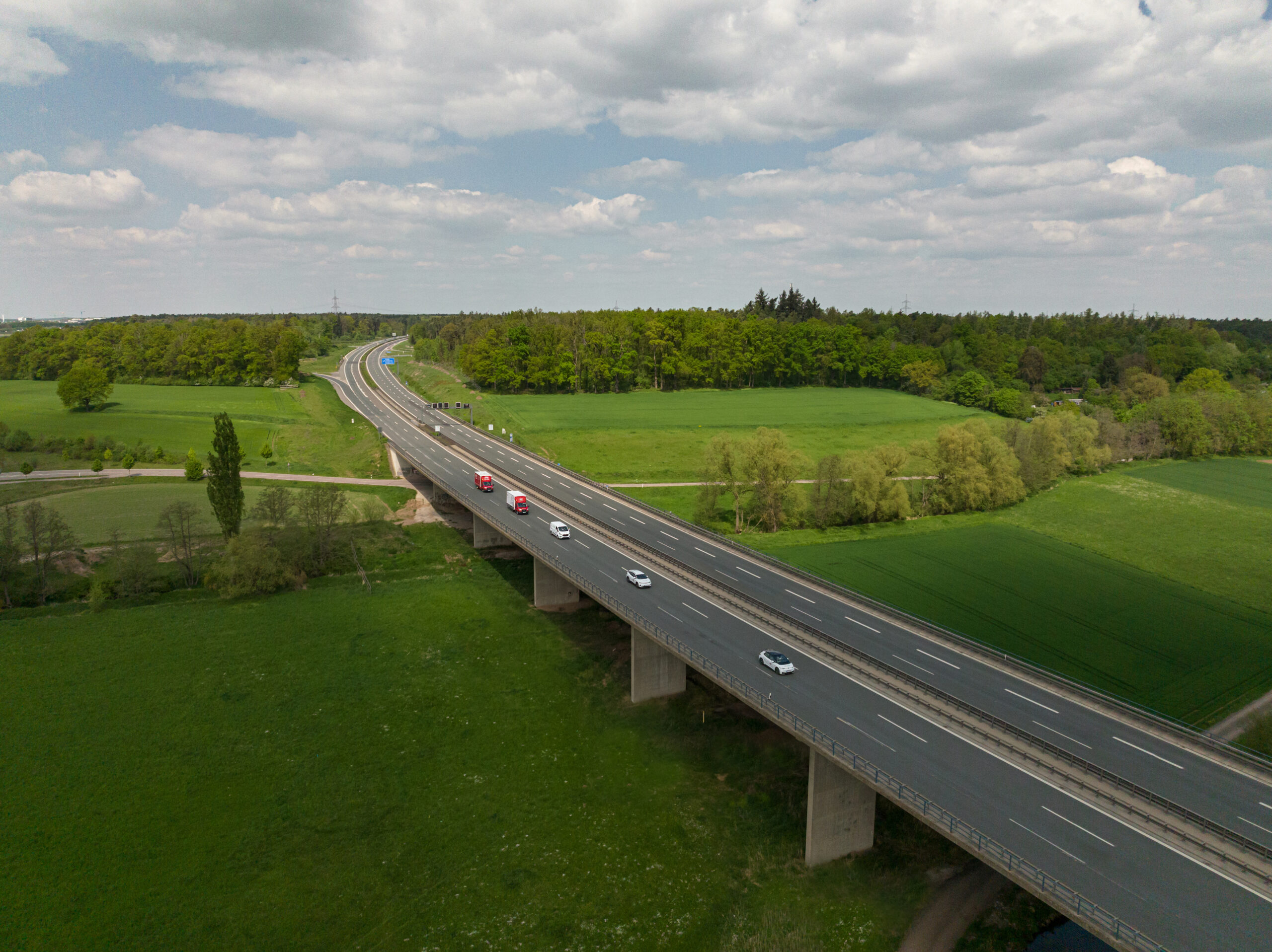 Drohnenaufnahme KDE-Fahrzeuge Autobahn Eine Drohne hat fünf KDE-Fahrzeuge hintereinander auf der Autobahn fotografiert.