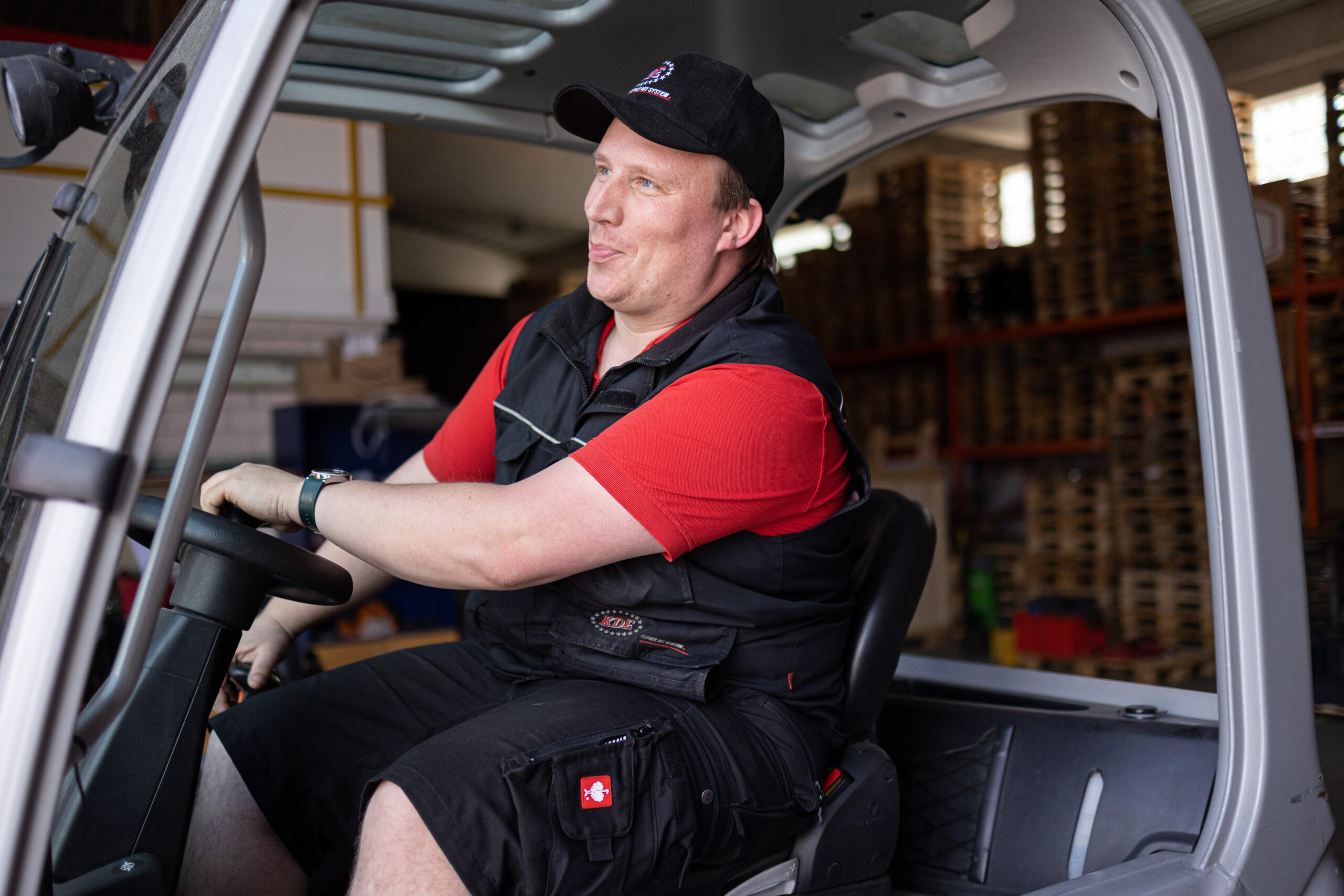 Hier sieht man einen Kurier der KDE Transport GmbH, der sich gerade mit dem Gabelstapler fröhlich an die Arbeit macht.