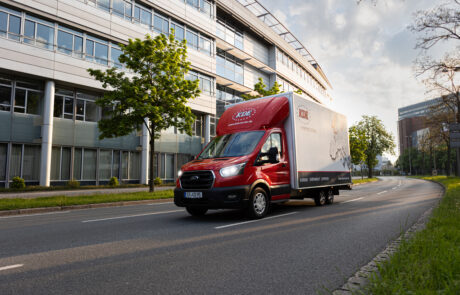 Ein KDE-LKW ist unterwegs auf der Werner-von-Siemens-Straße in Erlangen Richtung Siemens Gebäudekomplex.