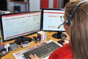 Dispo Erlangen Hossbach Eine Mitarbeiterin von KDE telefoniert mit einem Kunden und macht parallel Eingaben in die Auftragsverwaltung von KDE.