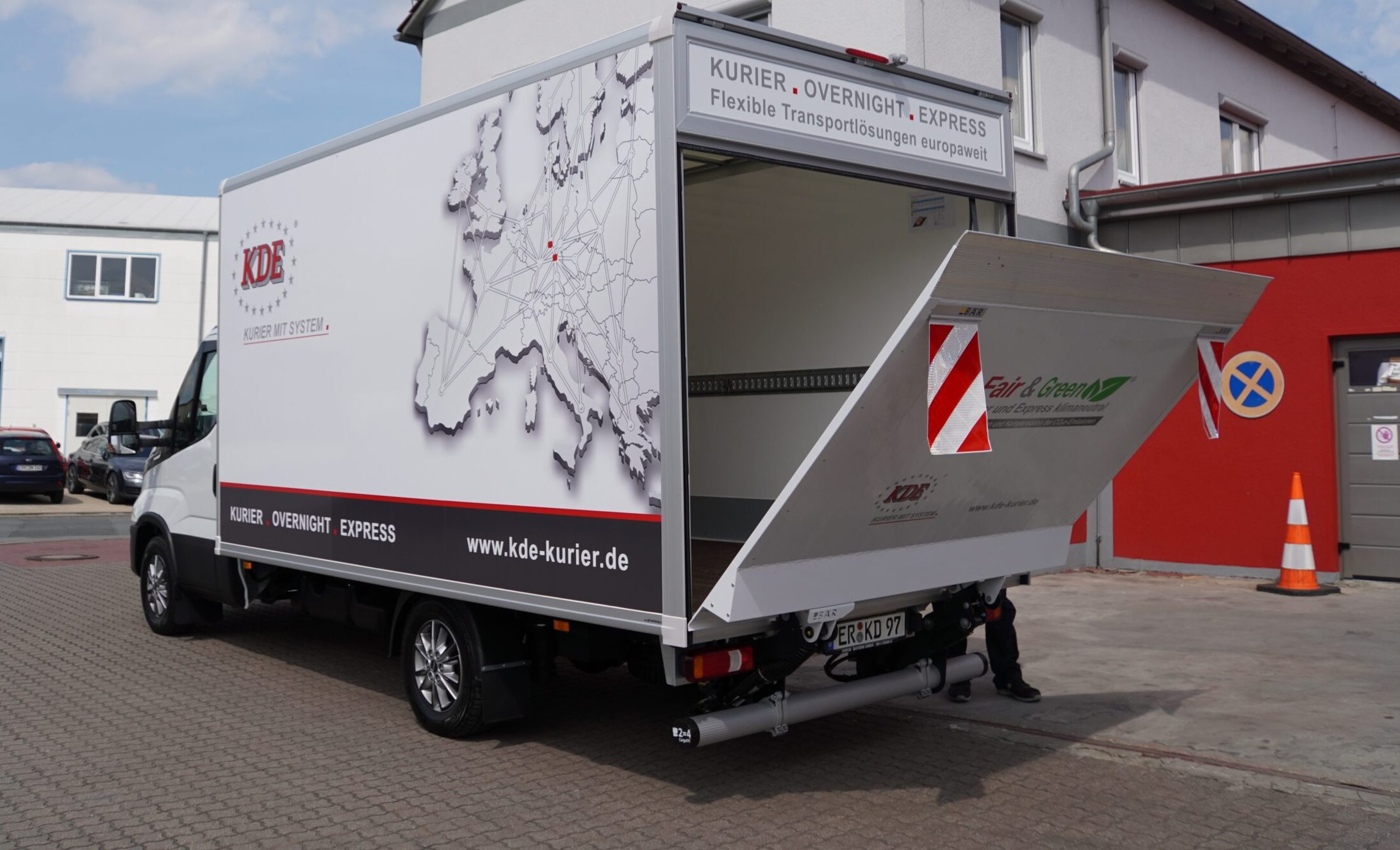 Hebebühne öffnend Auf diesem Bild sieht man ein Hebebühnenfahrzeug der KDE Transport GmbH, dessen Klappe sich gerade öffnet.