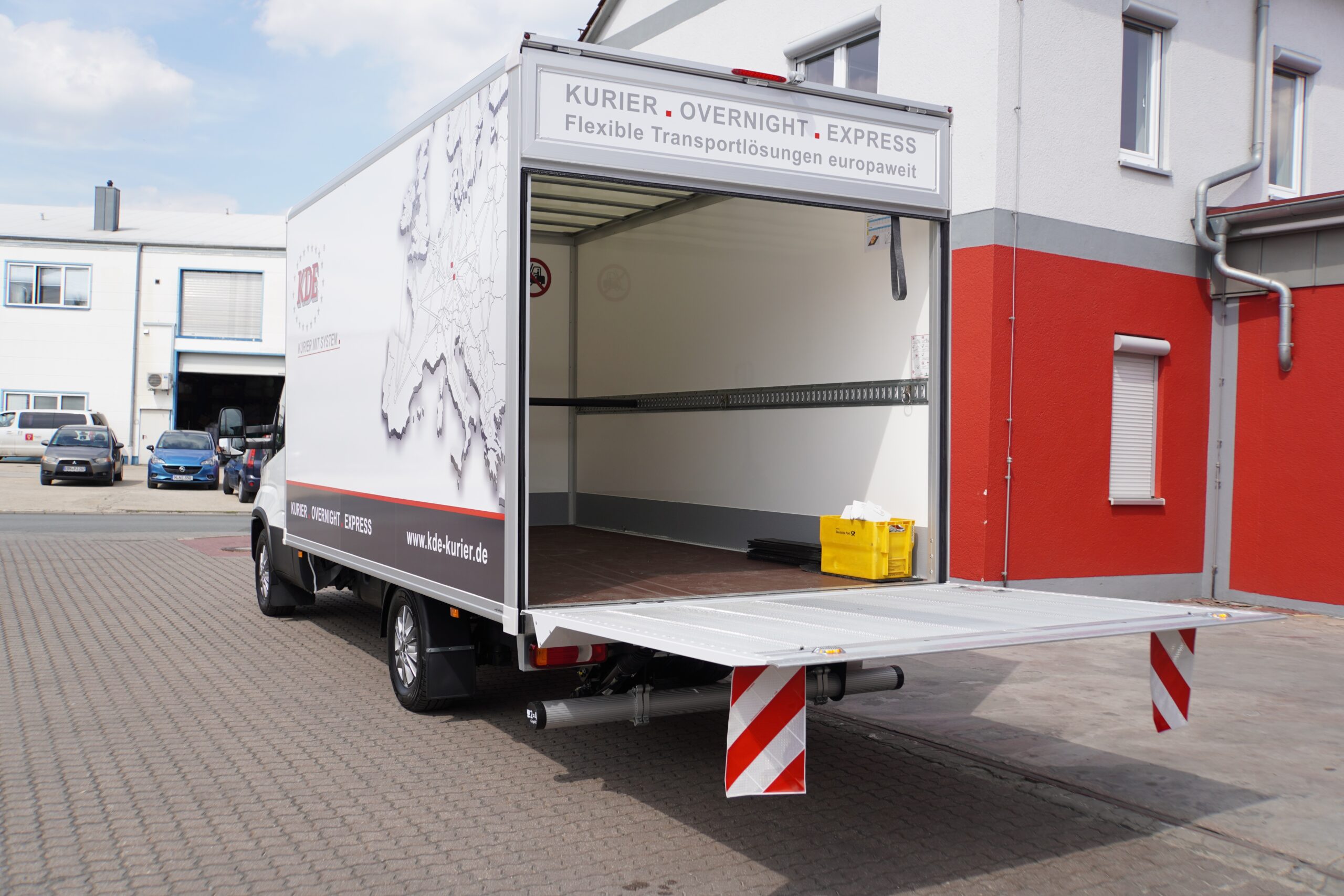 Hebebühne offen leer Das Foto zeigt einen LKW der KDE Transport GmbH mit Hebebühne. Die Klappe ist geöffnet und wartet auf Beladung.