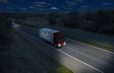 Ein LKW der KDE Transport GmbH fährt nachts auf der Autobahn per Direktkurier zu seinem Ziel.
