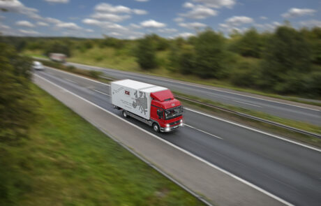 Ein LKW der KDE Transport GmbH ist mit einer Kurierfahrt auf der Autobahn unterwegs.