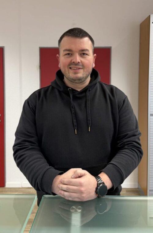 Aleksandar Drobnjak ist Disponent bei der KDE Transport GmbH und Ansprechpartner für europaweite Sonderfahrten.